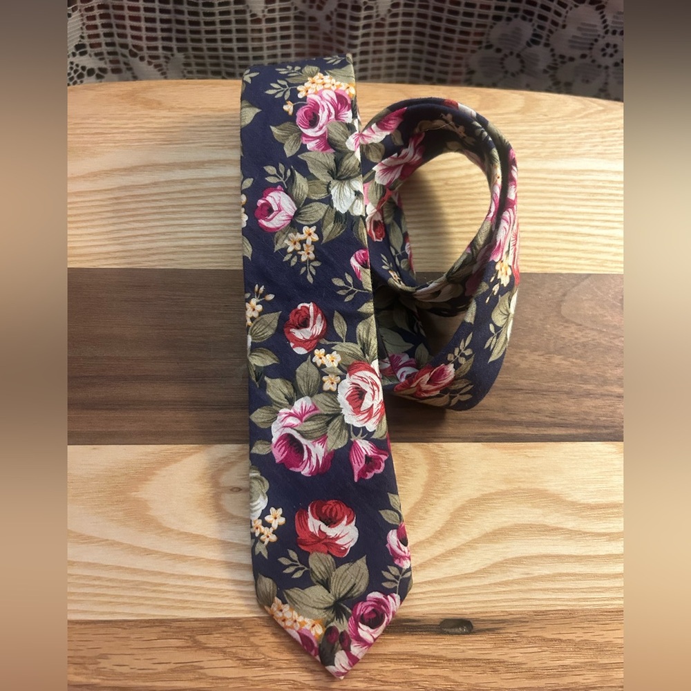 2/$30✨🌸Le Château Navy Blue Floral Rose Tie - 100% Cotton Slim 🌸 late 2010s